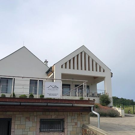 Aszuvilag Rezidencia With Sauna & Jacuzzi Legyesbenye ภายนอก รูปภาพ