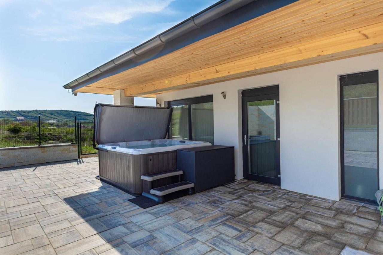 Aszuvilag Rezidencia With Sauna & Jacuzzi Legyesbenye ภายนอก รูปภาพ